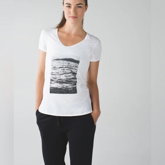 lululemon athletica Tops - Lululemon Circadian Short Sleeve Tee White Women Size 4?